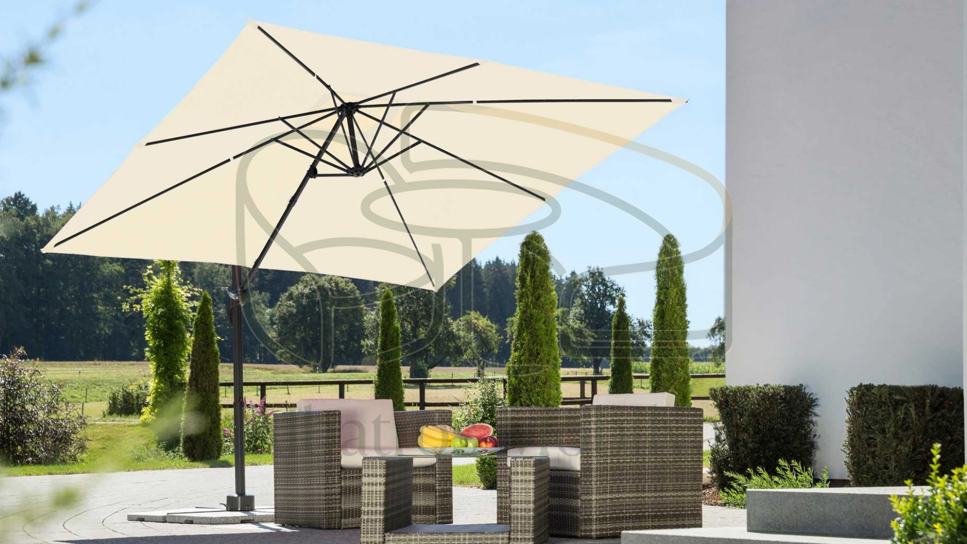 Modèle de parasol de jardin Albatros Mobilya 07 ; Il est présenté dans une table en plein air avec son couvercle de couleur crème et sa forme de poteau central.
