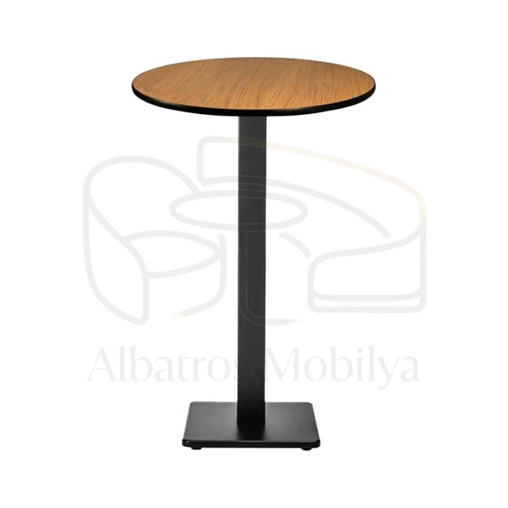 Table de bar Albatros Mobilya modèle 08 ; Il est complété par un plateau rond d'aspect bois, des bords noirs et des pieds plats carrés.