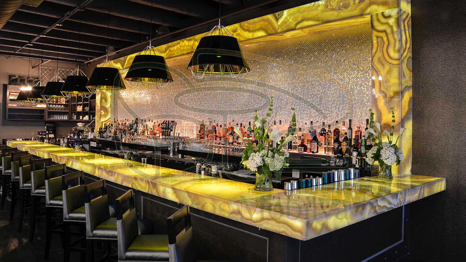 Albatros Mobilya bar tezgahı modeli 02; sarı tonlu ışıklı yüzeyleri ve geniş köşe formuyla görselde belirgin bir tezgah düzeni oluşturur