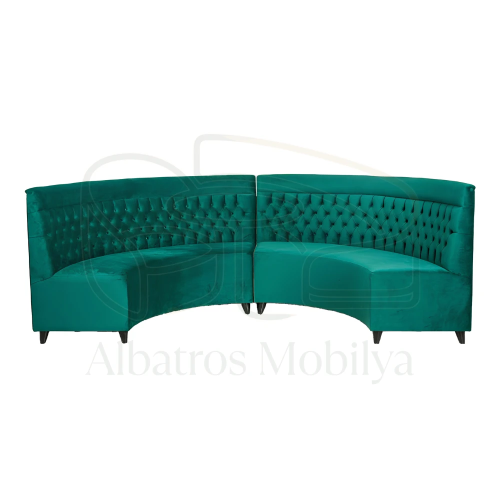 نموذج مقعد مطعم Albatros Mobilya 09؛ إنه يخلق تصميمًا بزاوية مع مسند الظهر المبطن ذو الأزرار الخضراء وسطح الجلوس ثنائي الاتجاه.