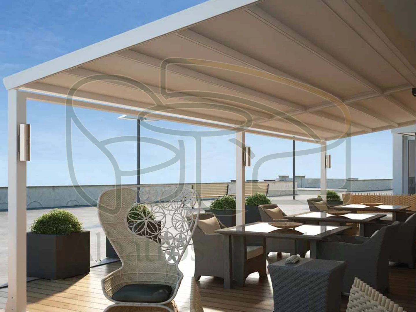 Albatros Mobilya pergola modeli 02; bej tonlu tavan yüzeyi ve açık renk dikmeleriyle geniş bir dış mekan yemek alanına eşlik eder